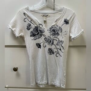 Super cute Lucky Brand lightweight teeshirt with blue floral design in size XS